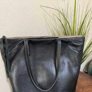 BeAuTiFuL 🌺 black leather Consuela bag